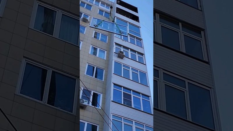 монтаж действительно больших окон на 9 этаже #остекление #окна #дизайн #кран