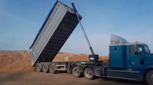Выгрузка 30 тонн щебня Freigtlainer 120