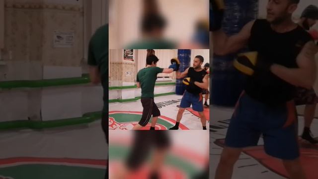 Двухударная комбинация в боксе (левый прямой в живот, правый боковой в голову). смотреть онлайн