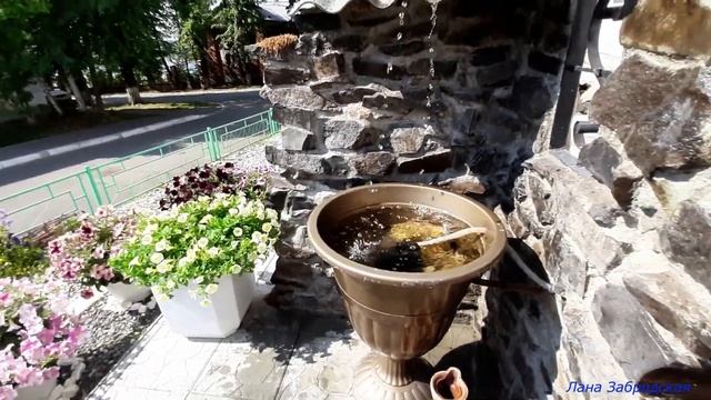 Итальянский дворик - красивый цветник с фонтаном в итальянском стиле