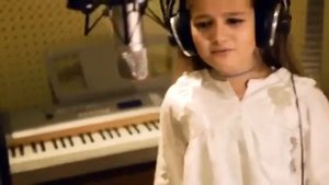 Маленькая девочка играет на гитаре и изумительно поёт