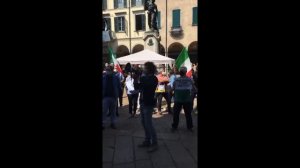 L’applauso di piazza del Podestà ad Attilio Fontana