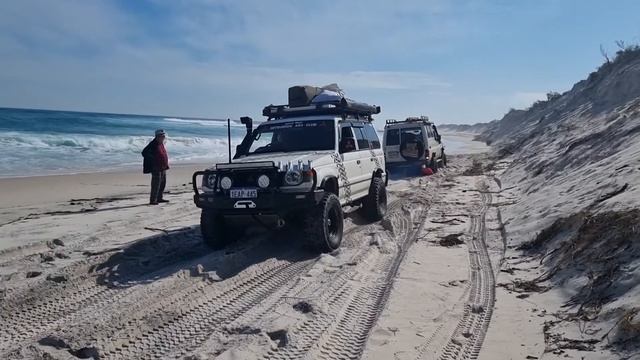 Toyota landcruiser 76 snatched by a pajero