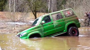 Водитель ни секунды не сомневаясь ринулся в воду. УАЗ Патриот, Range Rover, SsangYong Kyron на бездо