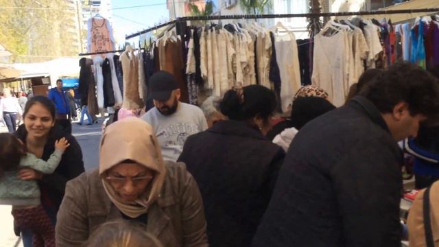 Зазывало на вещевом базаре. Турция. Анталья. Субботний базар-ярмарка. Turkey March 2017. Bazaar. смотреть онлайн