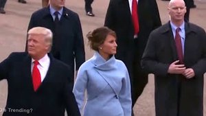 Телохранитель Трампа - киборг? Что с его руками?