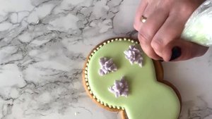 Пряник на 8 Марта. Цветы из айсинга. 2.0