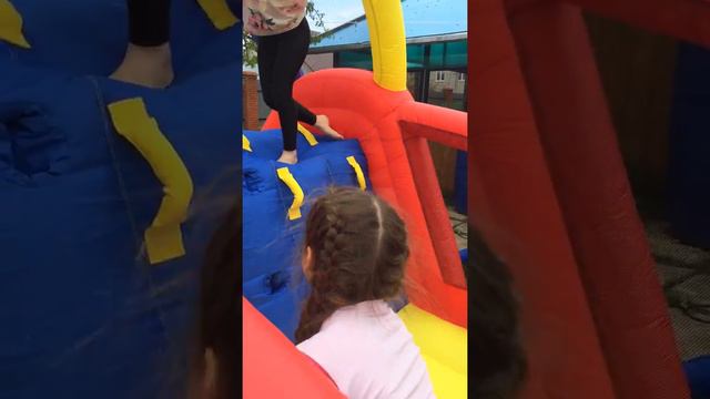 огромный батут городок, замок. смотреть онлайн