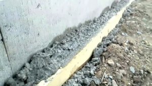 Укладываем бордюрный камень и битонируем.