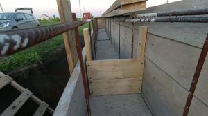 054 Делаем опалубку порога для двери в гараж. Стройка дома своими руками