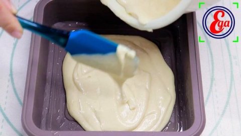 Легкий бисквитный пирог со сладкой начинкой