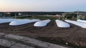 Упаковка зерна в рукава для хранения.| Бункер-перегрузчик GT-30 и зерноупаковочная машина GS-200.