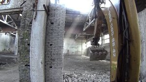 Опасная работа!!! Ломаем стены на заводе СССР Экскаватор-погрузчик CAT JCB VOLVO TEREX KOMATSU ЭП
