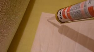 Как клеить потолочную плитку?