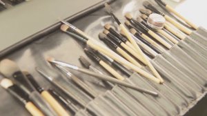 ПРОФЕССИЯ ВИЗАЖИСТ | Как Стать Визажистом и сколько они зарабатывают?| PROфессии | Выпуск #5