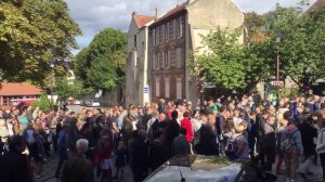 Des milliers de personnes contre les camps de #migrants à #Louveciennes (78) 