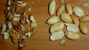 Салат с черносливом, авокадо и орехами