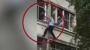 В Саранске полицейские и сотрудники МЧС спасли ребенка с риском для собственной жизни