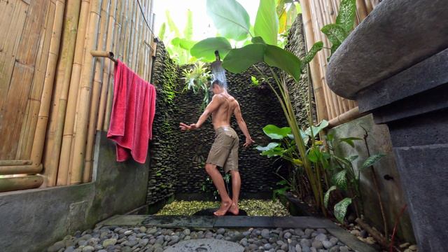 $45 Staying at Cheap TreeHouse in Bali ｜Solo Travel 2023 смотреть онлайн