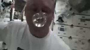 Как ведет себя вода в невесомости | Water in space