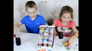 Открываем Киндер Сюрпризы на скорость. Конкурс "Быстрые Киянки" #shorts #kinder