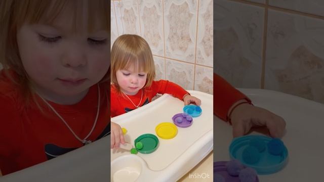 Развитие мелкой моторики. Работаем с пинцетом. Дети 2 года