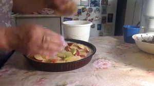 шарлотка на кислом молоке ?с яблоками ?