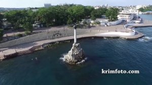Памятник затопленным кораблям в Севастополе с высоты птичьего полета
