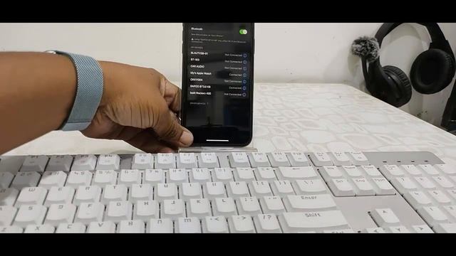 How to Connect Any Bluetooth Keyboard to iPhone смотреть онлайн