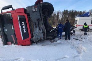 Водитель Mazda Demio получил травмы в ДТП с самосвалом в Нижнеудинском районе