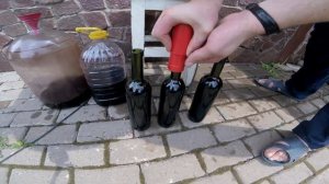 Укупорка винных бутылок корковой пробкой с термоколпачком.