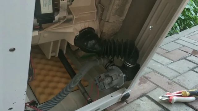 Не сливает воду стиральная машина Aqualtis Hotpoint Ariston AQXD 129