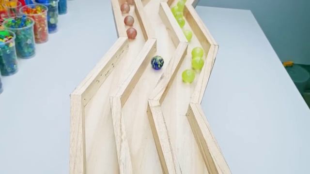 Шарики катаются по лабиринту_видео для детей_2023_78 смотреть онлайн