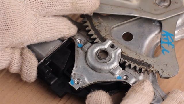 Замена моторчика стеклоподъемника задней двери Toyota Land Cruiser 100 смотреть онлайн