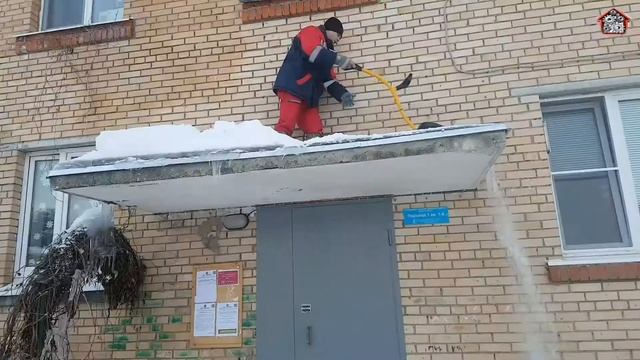 Уборка снега с козырьков над входной группой. смотреть онлайн