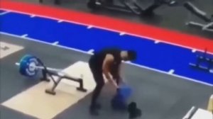 Штангист отбил себе яйца.