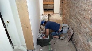 Укладка плитки на пол в коридор первий рят.