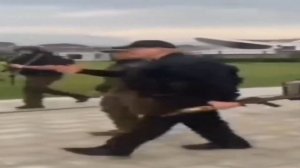 широкий лукашенко идёт с автоматом