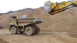 Экскаватор Komatsu PC1250-7 играет мышцами!