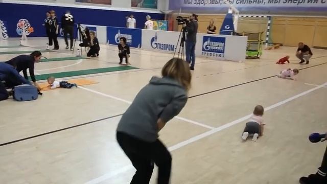 В Новом Уренгое на беговые дорожки вышли ползунки смотреть онлайн