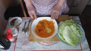 Квашеные голубцы с морковкой,чесноком и кинзой.