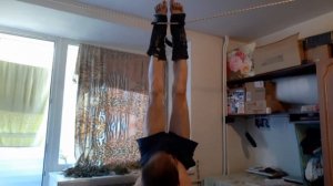 Упражнение на турнике в специальных ножных зацепах