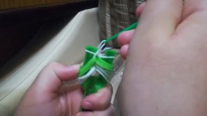 Как сделать пёрышко из резинок