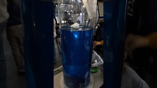 Воронка опыт с водой Закручивание воды Засасывание шарика смотреть онлайн
