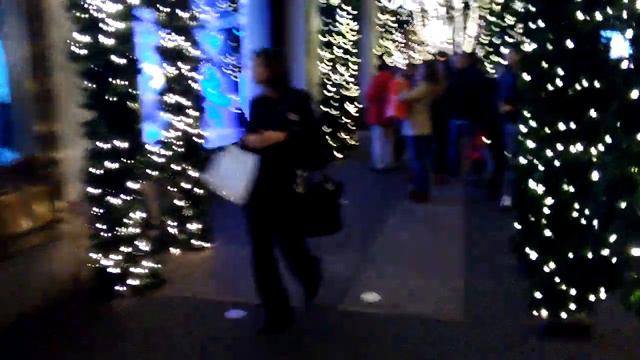 Красивое оформление тротуара и витрин перед Рождеством смотреть онлайн