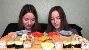 МУКБАНГ РОЛЛЫ ФИЛАДЕЛЬФИЯ ЗАПЕЧЕННЫЕ НАГГЕТСЫ KFC MUKBANG ROLLS