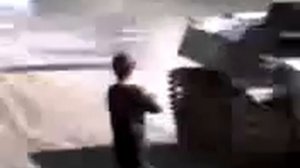 Юный чеченец встречает русских солдат 1994