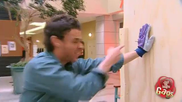 Прикол скрытой камеры.flv смотреть онлайн