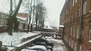 Старинный дом с откопанным первым этажом