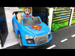 обезьянка водит машину